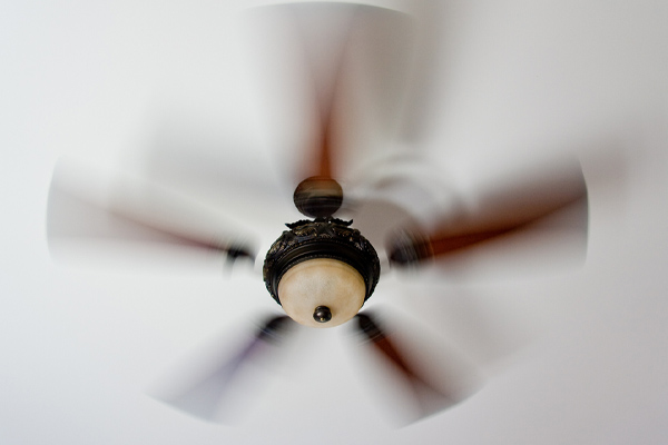 imge of ceiling fan depicting ceiling fan direction in winter